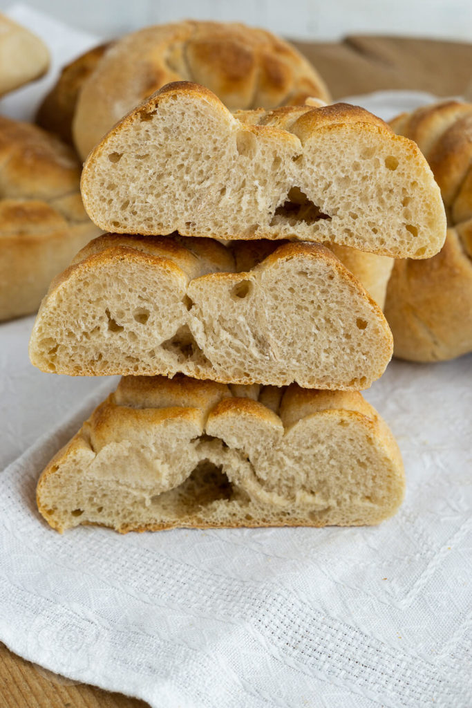 Leckere Frühstücksbrötchen aus Dinkel. Typische italienische Brötchen mit einer raffinierten Form: Rosette Soffiate Küchentraum & Purzelbaum | #brötchen | #backen | #dinkel