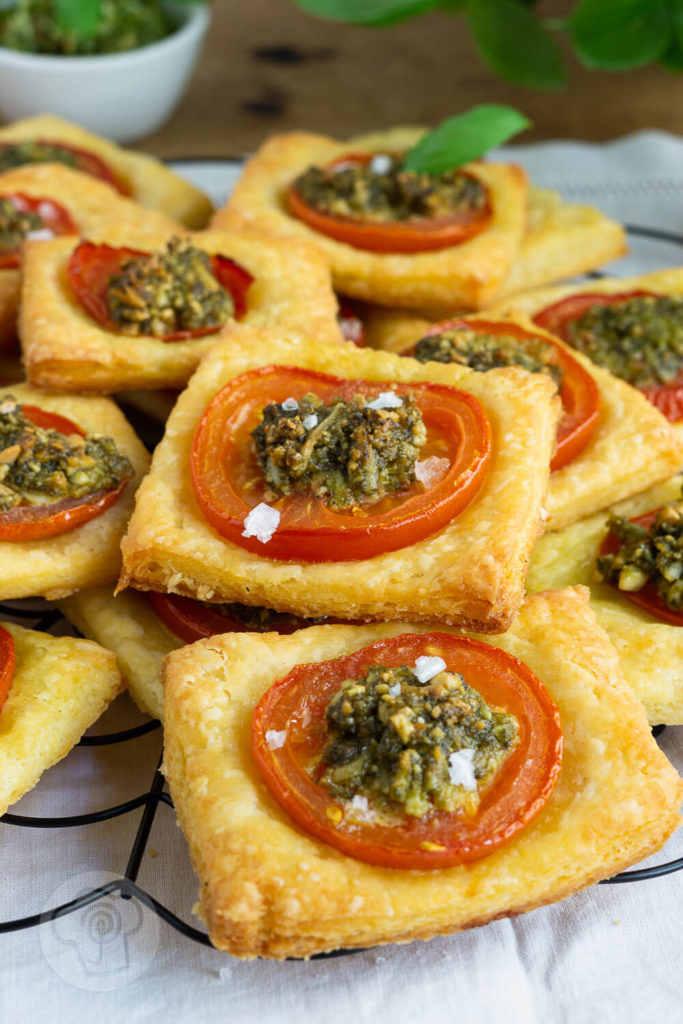 Diese Tomaten Quadrate mit falschem Blätterteig sind ein leckerer Snack für zwischendurch. Das Fingerfood ist schnell gemacht und schmeckt unglaublich lecker, egal ob zum Picknick, zu einem Glas Wein oder einfach so. Wenn ihr das Rezept für diesen falschen Blätterteig einmal ausprobiert habt, werdet ihr nie mehr Blätterteig kaufen! Küchentraum & Purzelbaum | #fingerfood | #tomaten | #snack