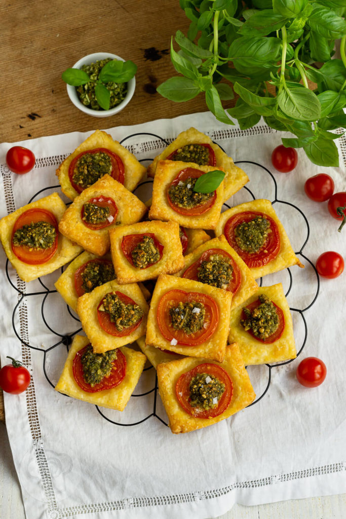 Diese Tomaten Quadrate mit falschem Blätterteig sind ein leckerer Snack für zwischendurch. Das Fingerfood ist schnell gemacht und schmeckt unglaublich lecker, egal ob zum Picknick, zu einem Glas Wein oder einfach so. Wenn ihr das Rezept für diesen falschen Blätterteig einmal ausprobiert habt, werdet ihr nie mehr Blätterteig kaufen! Küchentraum & Purzelbaum | #fingerfood | #tomaten | #snack