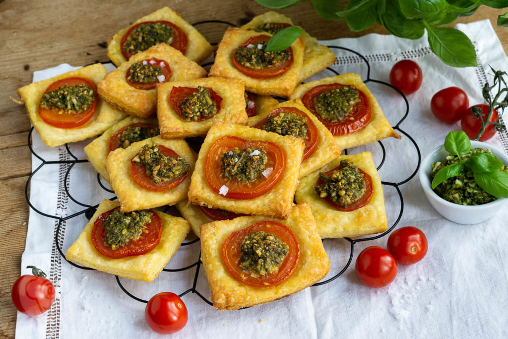 Diese Tomaten Quadrate mit falschem Blätterteig sind ein leckerer Snack für zwischendurch. Das Fingerfood ist schnell gemacht und schmeckt unglaublich lecker, egal ob zum Picknick, zu einem Glas Wein oder einfach so. Wenn ihr das Rezept für diesen falschen Blätterteig einmal ausprobiert habt, werdet ihr nie mehr Blätterteig kaufen! Küchentraum & Purzelbaum | #fingerfood | #tomaten | #snack