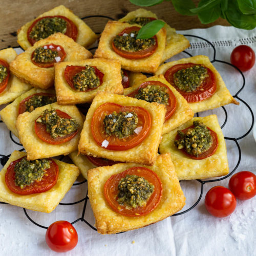 Diese Tomaten Quadrate mit falschem Blätterteig sind ein leckerer Snack für zwischendurch. Das Fingerfood ist schnell gemacht und schmeckt unglaublich lecker, egal ob zum Picknick, zu einem Glas Wein oder einfach so. Wenn ihr das Rezept für diesen falschen Blätterteig einmal ausprobiert habt, werdet ihr nie mehr Blätterteig kaufen! Küchentraum & Purzelbaum | #fingerfood | #tomaten | #snack