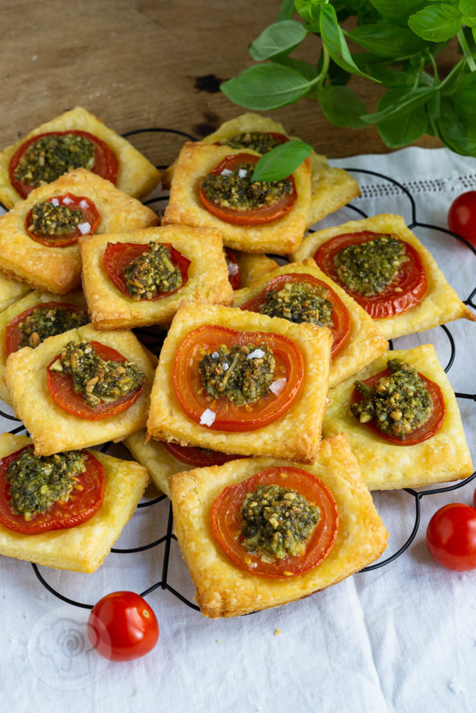 Diese Tomaten Quadrate mit falschem Blätterteig sind ein leckerer Snack für zwischendurch. Das Fingerfood ist schnell gemacht und schmeckt unglaublich lecker, egal ob zum Picknick, zu einem Glas Wein oder einfach so. Wenn ihr das Rezept für diesen falschen Blätterteig einmal ausprobiert habt, werdet ihr nie mehr Blätterteig kaufen! Küchentraum & Purzelbaum | #fingerfood | #tomaten | #snack