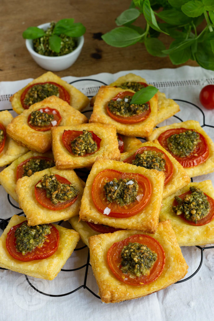 Diese Tomaten Quadrate mit falschem Blätterteig sind ein leckerer Snack für zwischendurch. Das Fingerfood ist schnell gemacht und schmeckt unglaublich lecker, egal ob zum Picknick, zu einem Glas Wein oder einfach so. Wenn ihr das Rezept für diesen falschen Blätterteig einmal ausprobiert habt, werdet ihr nie mehr Blätterteig kaufen! Küchentraum & Purzelbaum | #fingerfood | #tomaten | #snack