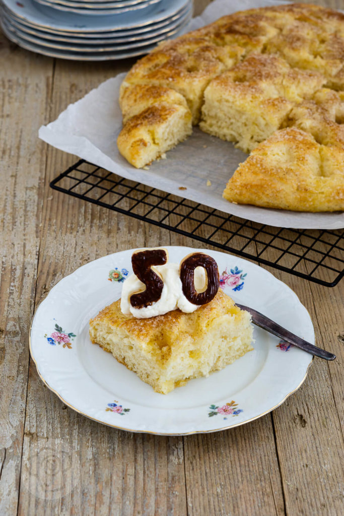 Saftiger Butterkuchen vom Blech mit Hefeteig wie von Oma. Nach diesem Kuchen werdet ihr süchtig. Versprochen! Küchentraum & Purzelbaum | #hefeteig | #backen | #butterkuchen