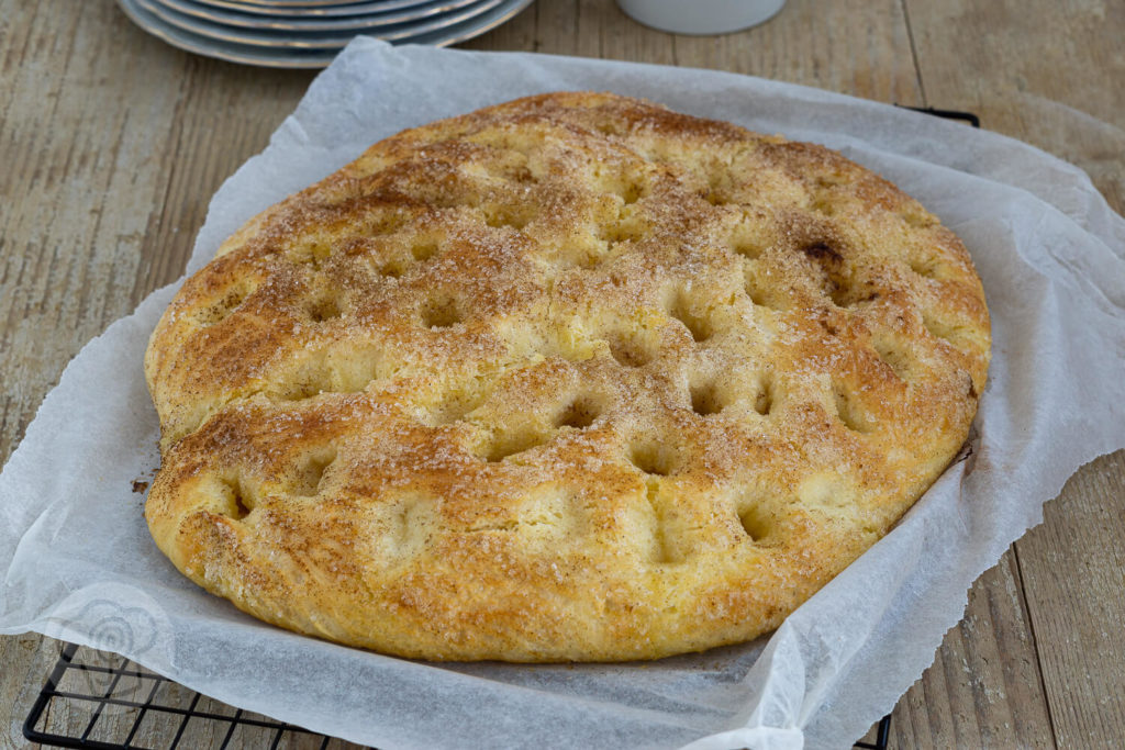 Saftiger Butterkuchen vom Blech mit Hefeteig wie von Oma. Nach diesem Kuchen werdet ihr süchtig. Versprochen! Küchentraum & Purzelbaum | #hefeteig | #backen | #butterkuchen