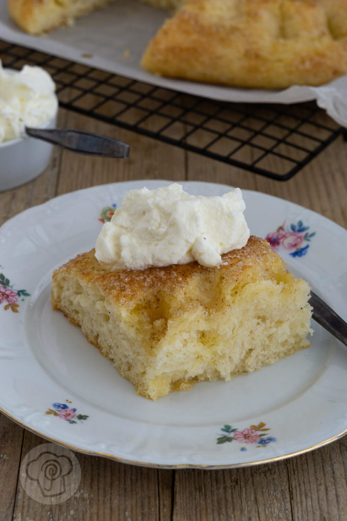 Saftiger Butterkuchen vom Blech mit Hefeteig wie von Oma. Nach diesem Kuchen werdet ihr süchtig. Versprochen! Küchentraum & Purzelbaum | #hefeteig | #backen | #butterkuchen