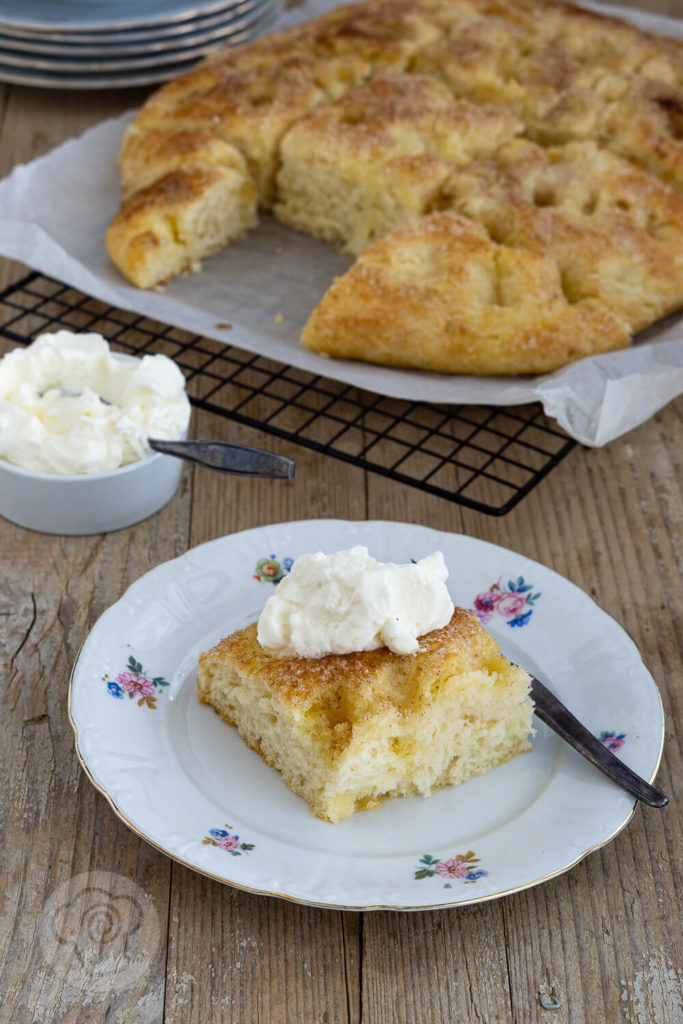 Saftiger Butterkuchen vom Blech mit Hefeteig wie von Oma. Nach diesem Kuchen werdet ihr süchtig. Versprochen! Küchentraum & Purzelbaum | #hefeteig | #backen | #butterkuchen