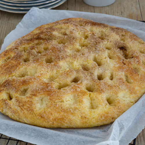 Saftiger Butterkuchen vom Blech mit Hefeteig wie von Oma. Nach diesem Kuchen werdet ihr süchtig. Versprochen! Küchentraum & Purzelbaum | #hefeteig | #backen | #butterkuchen