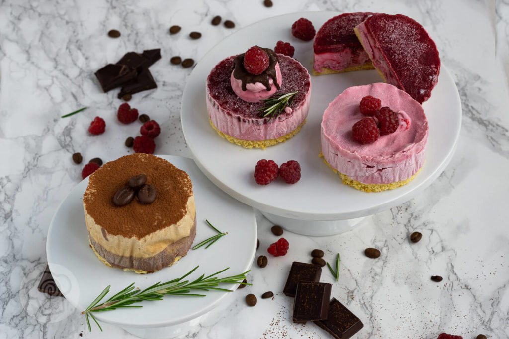 Eistörtchen mit Biskuitboden, Himbeeren, Schokolade und Whipped Coffee. Und das ganz ohne Eismaschine. Das Eis ist mit Sahne und gezuckerter Kondensmilch ganz einfach herzustellen. Küchentraum & Purzelbaum | #eis | #eistörtchen