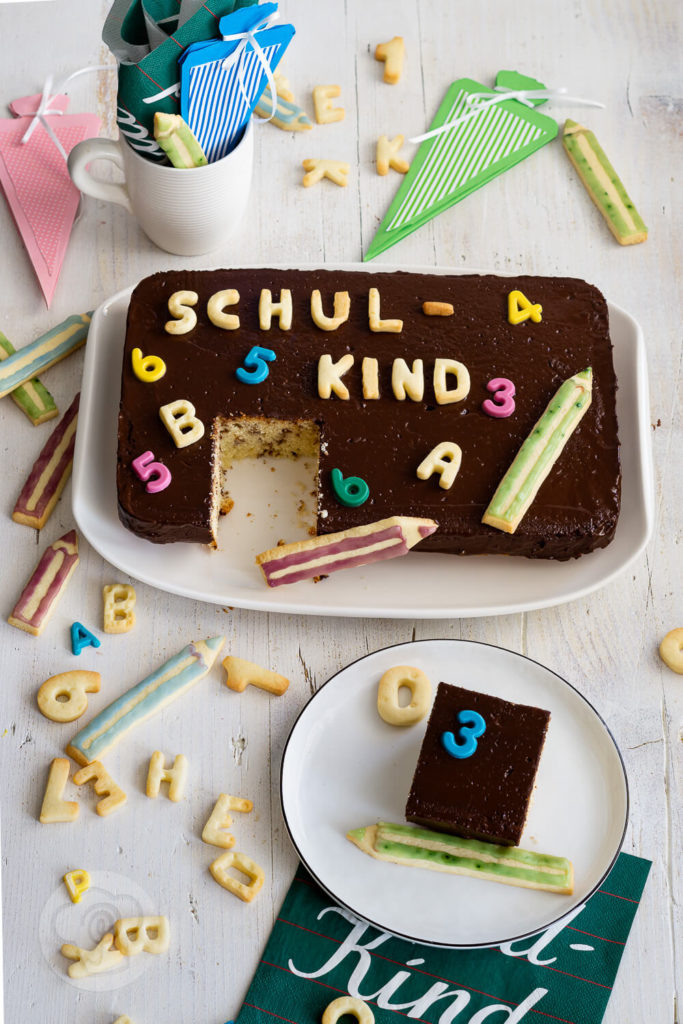 Ihr sucht noch einen leckeren Kuchen zu Einschulung? Dann ist der Tafelkuchen genau das richtige. Mit dem Rezept für diesen tollen Rührkuchen könnt ihr nichts falsch machen. Er ist schnell gebacken und dekoriert und macht bei der Einschulungsparty eine gute Figur. Küchentraum & Purzelbaum | #rührteig | #backen | #einschulung