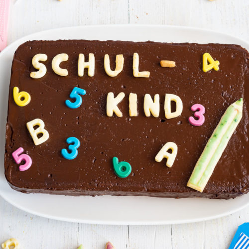 Ihr sucht noch einen leckeren Kuchen zu Einschulung? Dann ist der Tafelkuchen genau das richtige. Mit dem Rezept für diesen tollen Rührkuchen könnt ihr nichts falsch machen. Er ist schnell gebacken und dekoriert und macht bei der Einschulungsparty eine gute Figur. Küchentraum & Purzelbaum | #rührteig | #backen | #einschulung