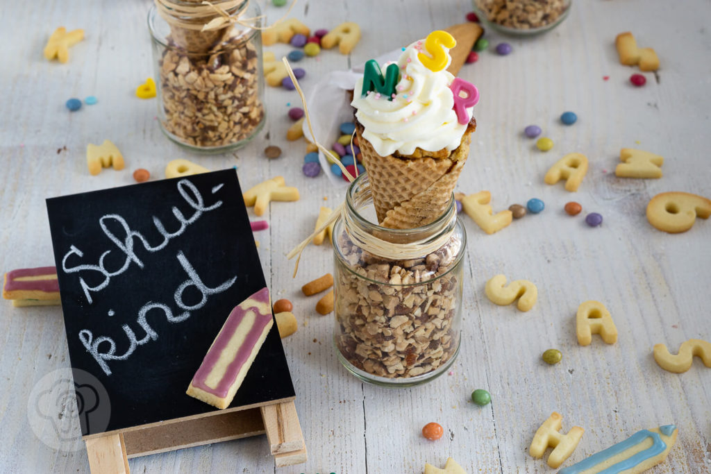 Leckere Muffins in Schultütenform. Bei dieser lustigen und leckeren Idee für die Einschulungsfeier habt gibt es Muffins und Waffeln in Einem. Probiert die Conecakes doch mal aus und backt sie als Muffins zur Einschulung. Küchentraum & Purzelbaum | #einschulung | #schulstart