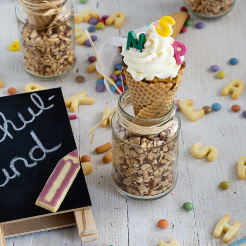 Leckere Muffins in Schultütenform. Bei dieser lustigen und leckeren Idee für die Einschulungsfeier habt gibt es Muffins und Waffeln in Einem. Probiert die Conecakes doch mal aus und backt sie als Muffins zur Einschulung. Küchentraum & Purzelbaum | #einschulung | #schulstart