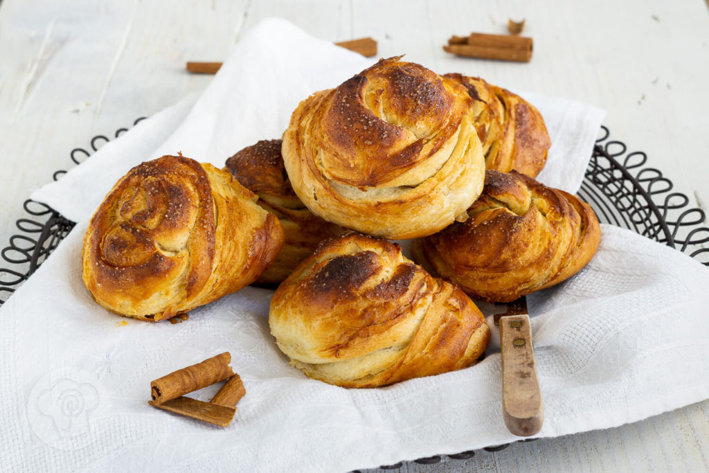 Kennt ihr Berliner Splitterbrötchen? Das sind leckere blättrige Brötchen mit Zucker. Sie sind typisch für die Berliner Küche. Ihr könnt sie an ihrer zerklüfteten Oberfläche erkennen. Küchentraum & Purzelbaum | #brötchen | #blätterteig | #backen