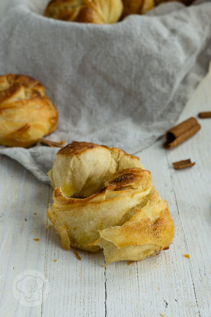 Kennt ihr Berliner Splitterbrötchen? Das sind leckere blättrige Brötchen mit Zucker. Sie sind typisch für die Berliner Küche. Ihr könnt sie an ihrer zerklüfteten Oberfläche erkennen. Küchentraum & Purzelbaum | #brötchen | #blätterteig | #backen