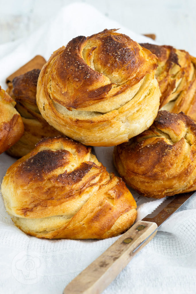 Kennt ihr Berliner Splitterbrötchen? Das sind leckere blättrige Brötchen mit Zucker. Sie sind typisch für die Berliner Küche. Ihr könnt sie an ihrer zerklüfteten Oberfläche erkennen. Küchentraum & Purzelbaum | #brötchen | #blätterteig | #backen