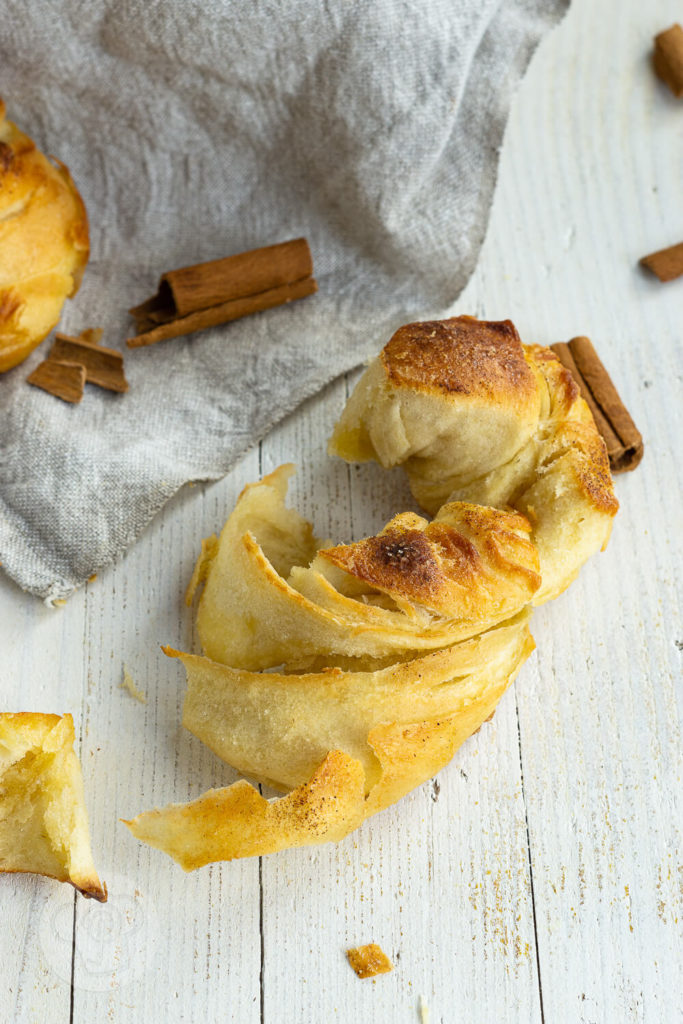 Kennt ihr Berliner Splitterbrötchen? Das sind leckere blättrige Brötchen mit Zucker. Sie sind typisch für die Berliner Küche. Ihr könnt sie an ihrer zerklüfteten Oberfläche erkennen. Küchentraum & Purzelbaum | #brötchen | #blätterteig | #backen