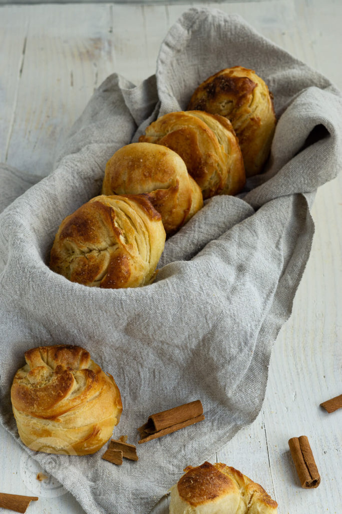 Kennt ihr Berliner Splitterbrötchen? Das sind leckere blättrige Brötchen mit Zucker. Sie sind typisch für die Berliner Küche. Ihr könnt sie an ihrer zerklüfteten Oberfläche erkennen. Küchentraum & Purzelbaum | #brötchen | #blätterteig | #backen