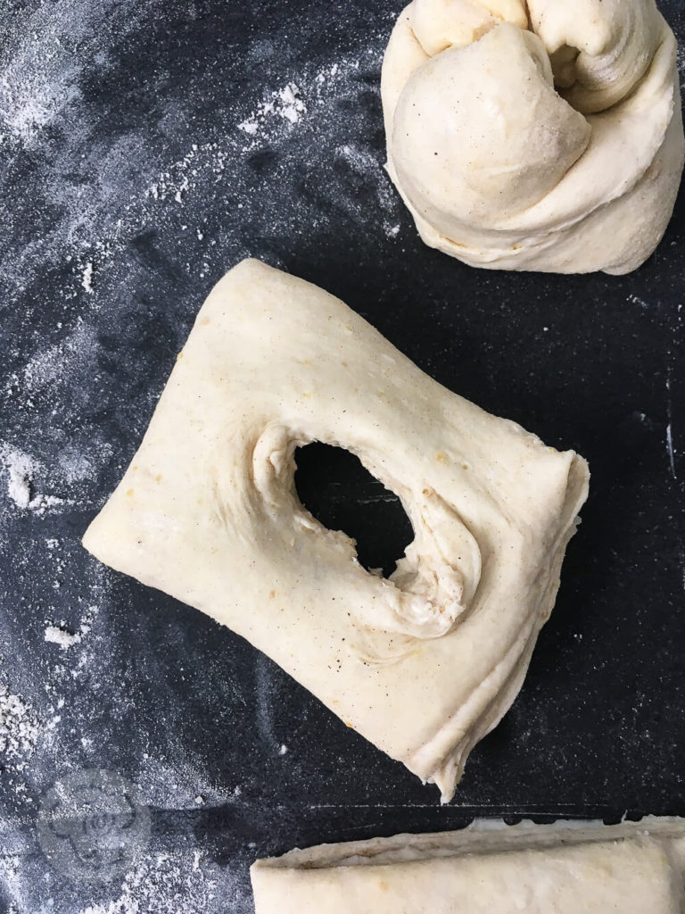 Kennt ihr Berliner Splitterbrötchen? Das sind leckere blättrige Brötchen mit Zucker. Sie sind typisch für die Berliner Küche. Ihr könnt sie an ihrer zerklüfteten Oberfläche erkennen. Küchentraum & Purzelbaum | #brötchen | #blätterteig | #backen