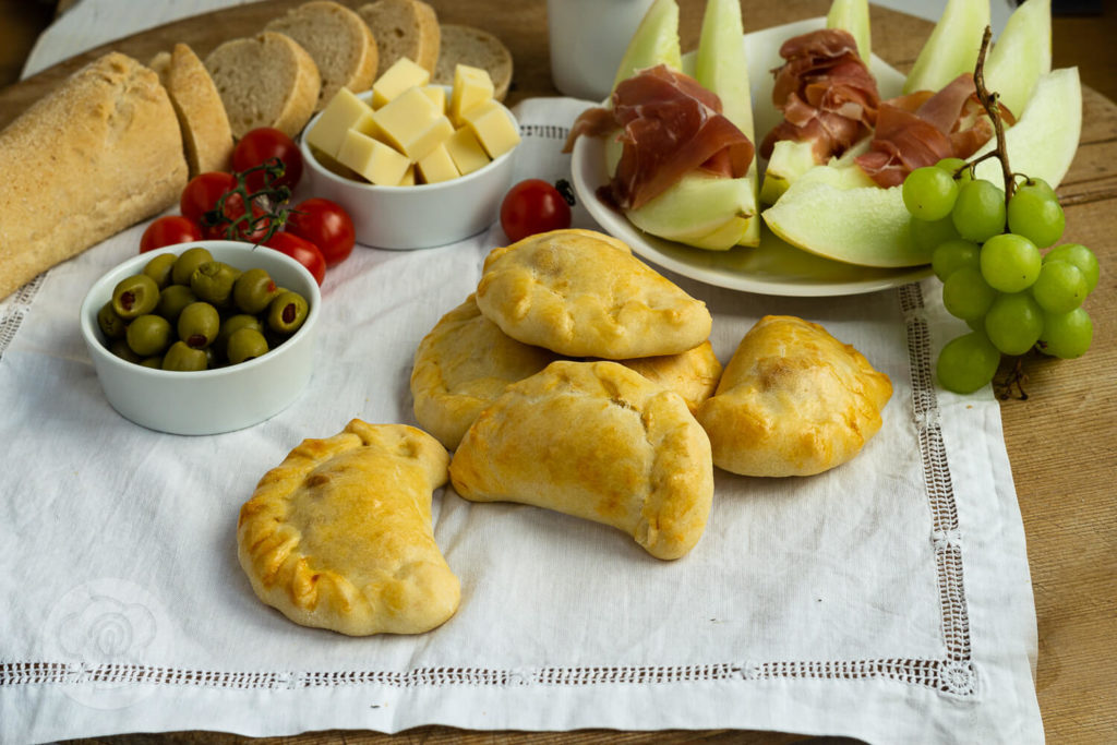 Diese vegetarischen Empanadas oder Empanadillas sind ein leckeres und einfaches Fingerfood. Dieser Snack macht sich auf gut auf dem Tapas Buffet. Küchentraum & Purzelbaum | #tapas | #empanadas | #vegetarisch