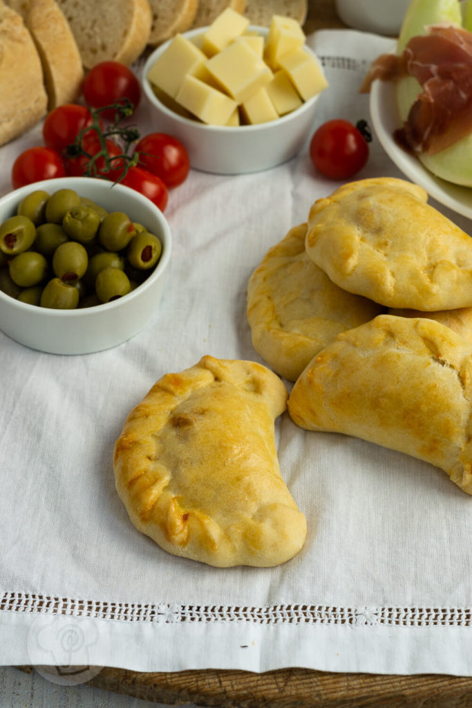 Diese vegetarischen Empanadas oder Empanadillas sind ein leckeres und einfaches Fingerfood. Dieser Snack macht sich auf gut auf dem Tapas Buffet. Küchentraum & Purzelbaum | #tapas | #empanadas | #vegetarisch