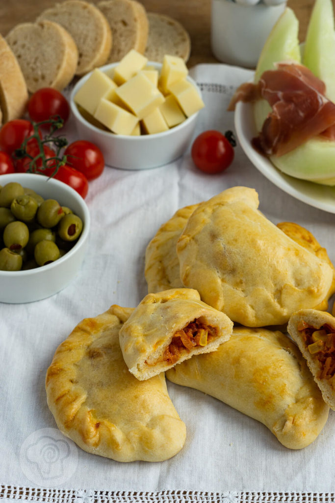 Diese vegetarischen Empanadas oder Empanadillas sind ein leckeres und einfaches Fingerfood. Dieser Snack macht sich auf gut auf dem Tapas Buffet. Küchentraum & Purzelbaum | #tapas | #empanadas | #vegetarisch