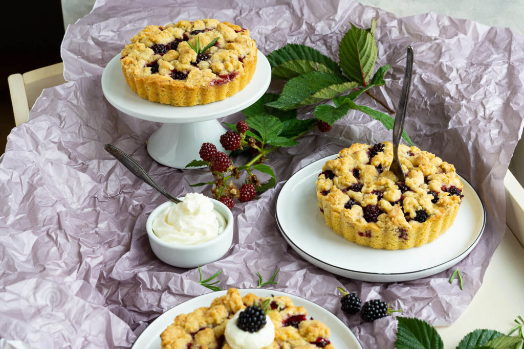 Kleine Brombeer-Streusel-Kuchen mit Rosmarin. Die kleinen Kuchen sind super schnell gemacht und schmecken mit frischen oder tiefgefrorenen Beeren. Ein Genuss für alle, die Beeren lieben. Passt zu jeder Kaffeetafel. Küchentraum & Purzelbaum | #backen | #brombeeren | #streusel
