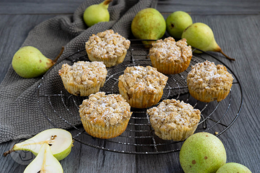 Einfache und saftige Birnenmuffins mit Streuseln. Die leckeren Muffins schmecken wunderbar herbstlich und sind eine gute Alternative zu Äpfeln. Küchentraum & Purzelbaum | #muffins | #backen | #birnen