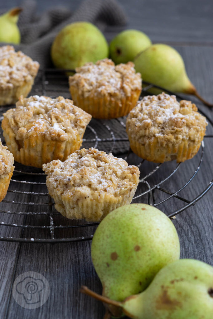 Einfache und saftige Birnenmuffins mit Streuseln. Die leckeren Muffins schmecken wunderbar herbstlich und sind eine gute Alternative zu Äpfeln. Küchentraum & Purzelbaum | #muffins | #backen | #birnen