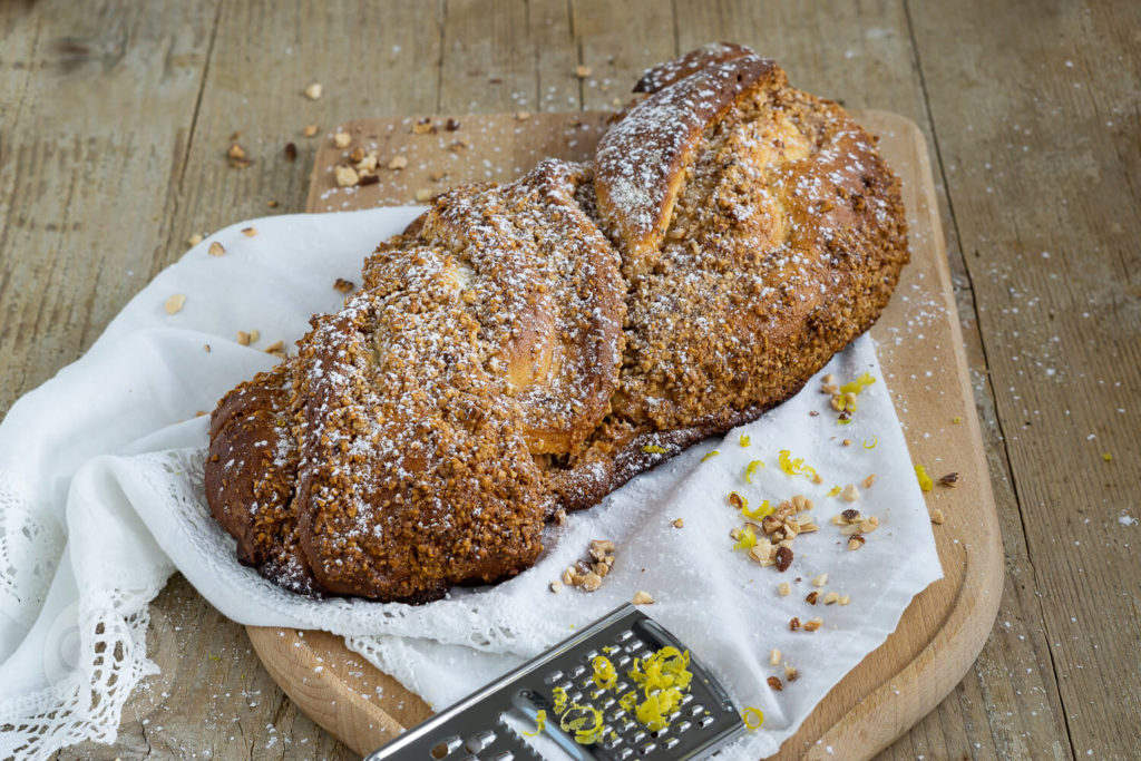 Saftiger Nusszopf mit Hefeteig. Probiert diesen und andere Klassiker der deutschen Küche unbedingt mal aus. Mit diesem hausgemachten Nusszopf könnt ihr bei jeder Kaffeetafel punkten. Küchentraum & Purzelbaum | #klassiker | #hefeteig | #backen