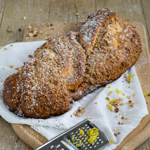 Saftiger Nusszopf mit Hefeteig. Probiert diesen und andere Klassiker der deutschen Küche unbedingt mal aus. Mit diesem hausgemachten Nusszopf könnt ihr bei jeder Kaffeetafel punkten. Küchentraum & Purzelbaum | #klassiker | #hefeteig | #backen