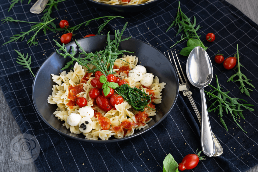 Diese schnelle und leckere Pasta Bowl mit Tomaten, Mozzarella und Rucola müsst ihr unbedingt probieren. Sie erfüllt fast alle Vorgaben des Clean Eating. Küchentraum & Purzelbaum | #pasta | #bowl | #nudeln
