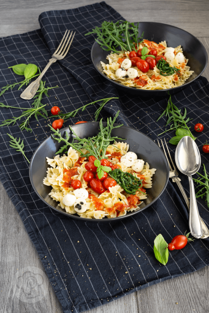 Diese schnelle und leckere Pasta Bowl mit Tomaten, Mozzarella und Rucola müsst ihr unbedingt probieren. Sie erfüllt fast alle Vorgaben des Clean Eating. Küchentraum & Purzelbaum | #pasta | #bowl | #nudeln