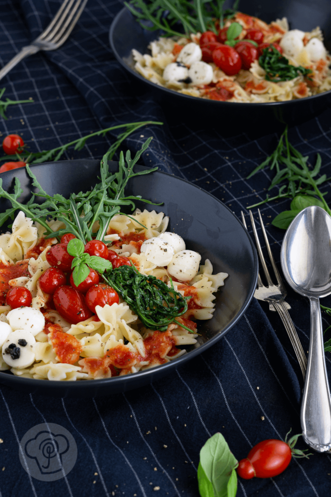 Diese schnelle und leckere Pasta Bowl mit Tomaten, Mozzarella und Rucola müsst ihr unbedingt probieren. Sie erfüllt fast alle Vorgaben des Clean Eating. Küchentraum & Purzelbaum | #pasta | #bowl | #nudeln