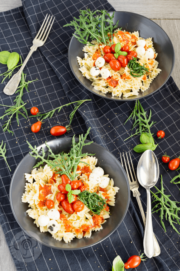 Diese schnelle und leckere Pasta Bowl mit Tomaten, Mozzarella und Rucola müsst ihr unbedingt probieren. Sie erfüllt fast alle Vorgaben des Clean Eating. Küchentraum & Purzelbaum | #pasta | #bowl | #nudeln