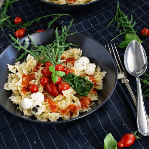 Diese schnelle und leckere Pasta Bowl mit Tomaten, Mozzarella und Rucola müsst ihr unbedingt probieren. Sie erfüllt fast alle Vorgaben des Clean Eating. Küchentraum & Purzelbaum | #pasta | #bowl | #nudeln