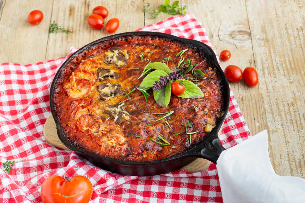 Rezept für eine leckere Pfannenpizza. Sie besteht aus Knusprigem Boden, luftigem Teig und eurem Lieblingsbelag. Die Pan Pizza wird in einer gusseisernen Pfanne gebacken. Küchentraum & Purzelbaum | #panpizza | #pizza | #pfannenpizza | #hefeteig