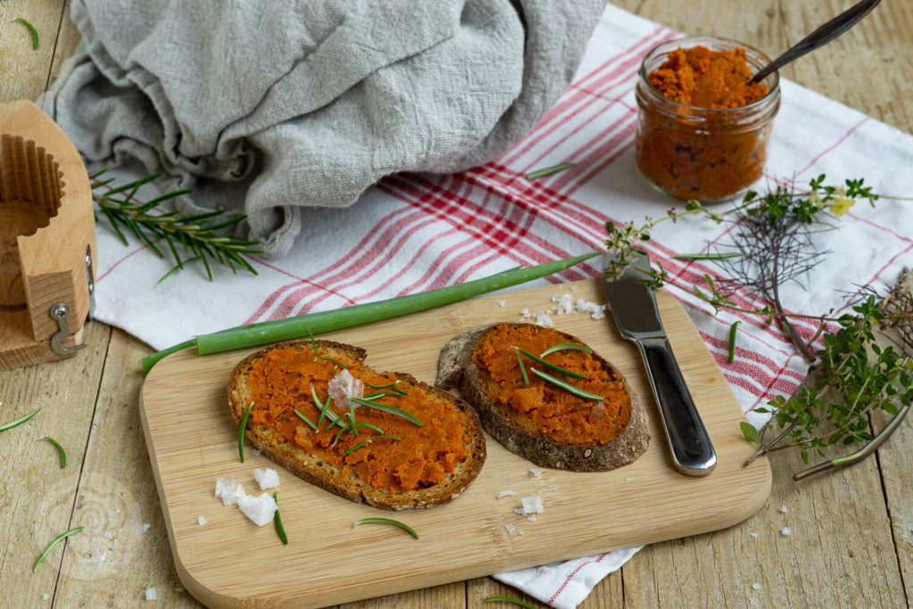 Was ergibt Zwiebeln plus Tomaten plus Knoblauch plus Pizzagewürz? Einen unglaublich leckeren Aufstrich. Die Pizzabutter passt zu fast allen Brotsorten, eignet sich als Soße zu Nudeln und schmeckt unfassbar lecker. Küchentraum & Purzelbaum | #pizza | #aufstrich
