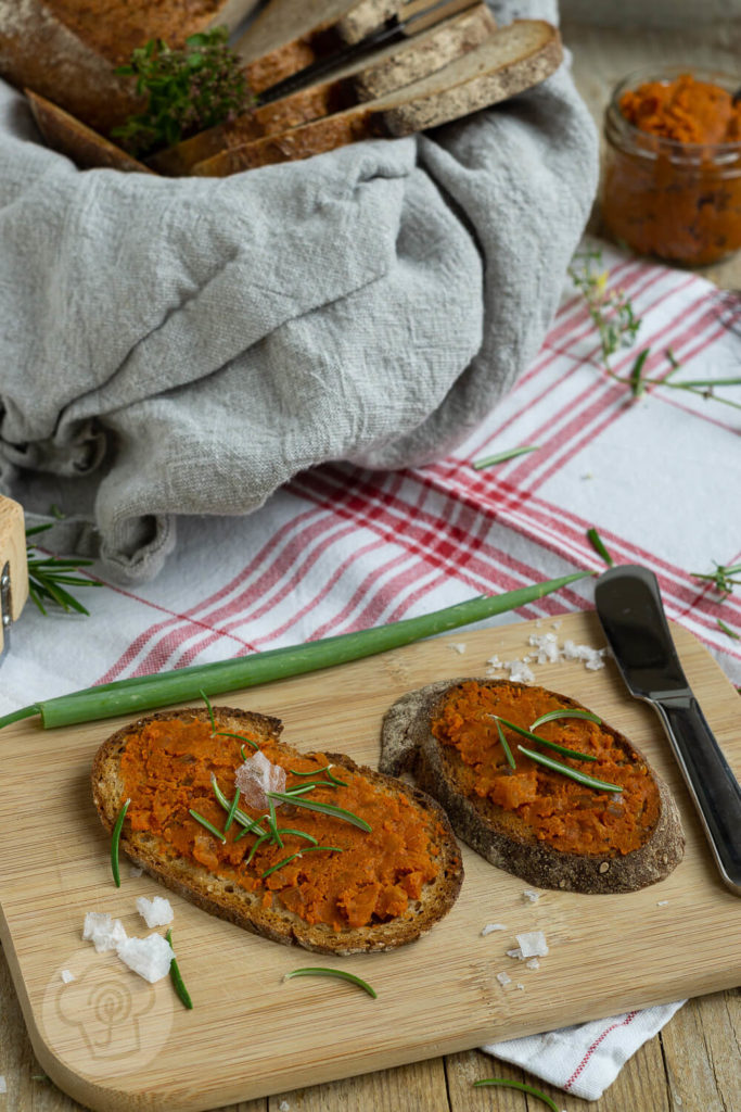 Was ergibt Zwiebeln plus Tomaten plus Knoblauch plus Pizzagewürz? Einen unglaublich leckeren Aufstrich. Die Pizzabutter passt zu fast allen Brotsorten, eignet sich als Soße zu Nudeln und schmeckt unfassbar lecker. Küchentraum & Purzelbaum | #pizza | #aufstrich