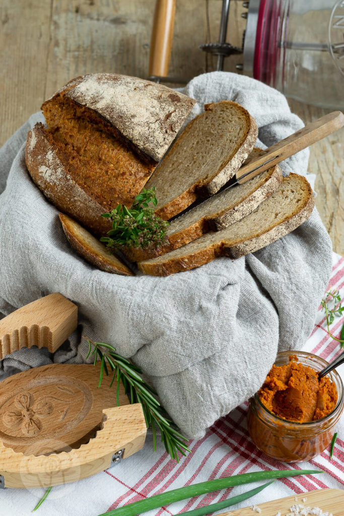 Was ergibt Zwiebeln plus Tomaten plus Knoblauch plus Pizzagewürz? Einen unglaublich leckeren Aufstrich. Die Pizzabutter passt zu fast allen Brotsorten, eignet sich als Soße zu Nudeln und schmeckt unfassbar lecker. Küchentraum & Purzelbaum | #pizza | #aufstrich