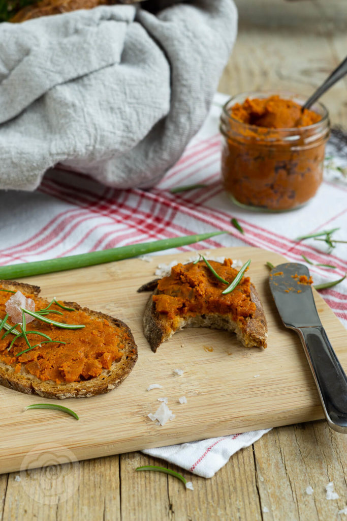 Was ergibt Zwiebeln plus Tomaten plus Knoblauch plus Pizzagewürz? Einen unglaublich leckeren Aufstrich. Die Pizzabutter passt zu fast allen Brotsorten, eignet sich als Soße zu Nudeln und schmeckt unfassbar lecker. Küchentraum & Purzelbaum | #pizza | #aufstrich