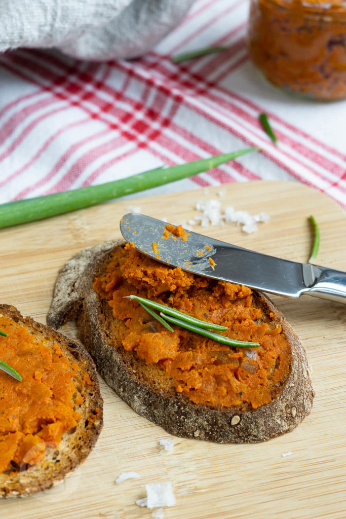 Was ergibt Zwiebeln plus Tomaten plus Knoblauch plus Pizzagewürz? Einen unglaublich leckeren Aufstrich. Die Pizzabutter passt zu fast allen Brotsorten, eignet sich als Soße zu Nudeln und schmeckt unfassbar lecker. Küchentraum & Purzelbaum | #pizza | #aufstrich