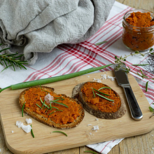 Was ergibt Zwiebeln plus Tomaten plus Knoblauch plus Pizzagewürz? Einen unglaublich leckeren Aufstrich. Die Pizzabutter passt zu fast allen Brotsorten, eignet sich als Soße zu Nudeln und schmeckt unfassbar lecker. Küchentraum & Purzelbaum | #pizza | #aufstrich