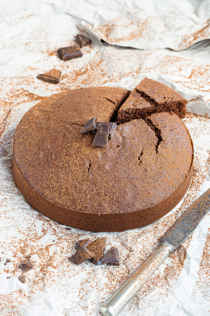 Wer Schokolade mag wird diesen polnischen Schokokuchen (murzynek) nach einem Originalrezept lieben. Er ist ganz einfach zu machen und hat Suchtpotential. Außerdem könnt ihr ihn auch gut ein paar Tage aufheben, ohne dass er trocken wird. Küchentraum & Purzelbaum | #kuchen | #schokolade | #schokokuchen