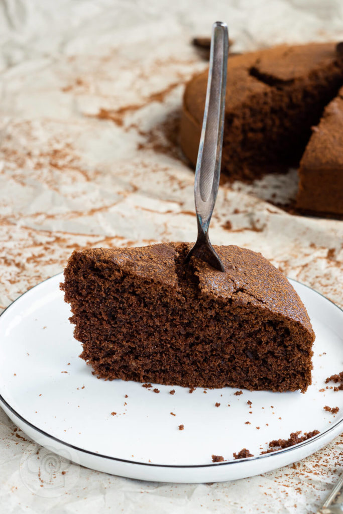 Wer Schokolade mag wird diesen polnischen Schokokuchen (murzynek) lieben. Er ist ganz einfach zu machen und hat Suchtpotential. Außerdem könnt ihr ihn auch gut ein paar Tage aufheben, ohne dass er trocken wird. Küchentraum & Purzelbaum | #kuchen | #schokolade | #schokokuchen