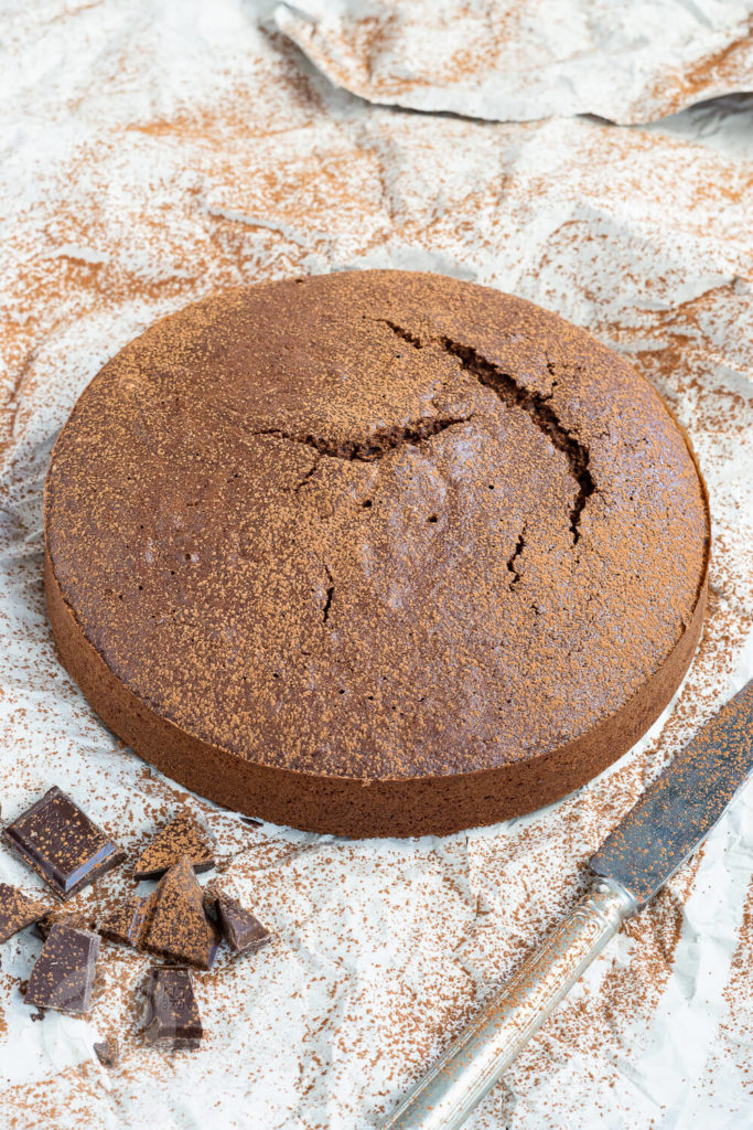 Wer Schokolade mag wird diesen polnischen Schokokuchen (murzynek) nach einem Originalrezept lieben. Er ist ganz einfach zu machen und hat Suchtpotential. Außerdem könnt ihr ihn auch gut ein paar Tage aufheben, ohne dass er trocken wird. Küchentraum & Purzelbaum | #kuchen | #schokolade | #schokokuchen