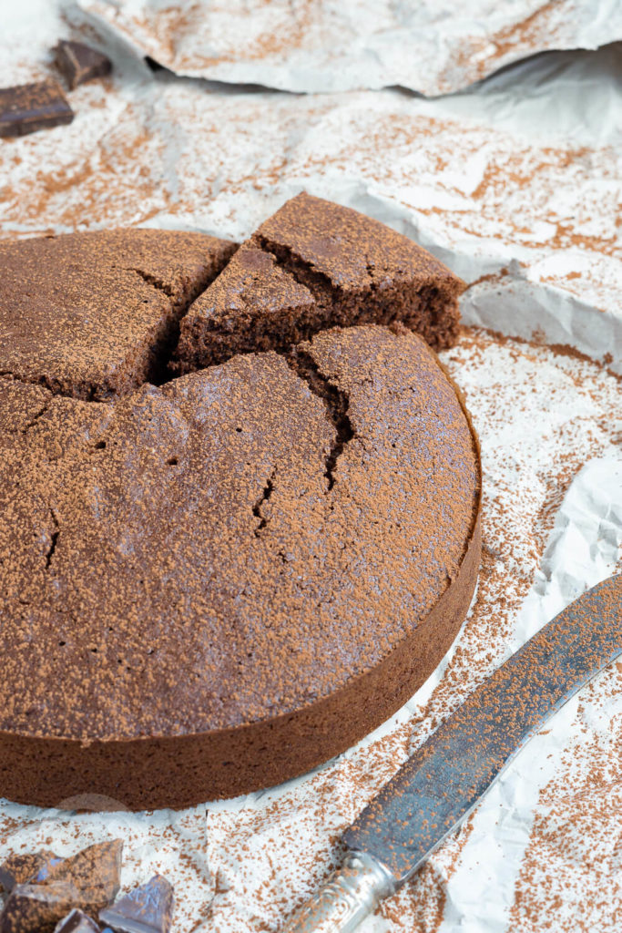 Wer Schokolade mag wird diesen polnischen Schokokuchen (murzynek) nach einem Originalrezept lieben. Er ist ganz einfach zu machen und hat Suchtpotential. Außerdem könnt ihr ihn auch gut ein paar Tage aufheben, ohne dass er trocken wird. Küchentraum & Purzelbaum | #kuchen | #schokolade | #schokokuchen