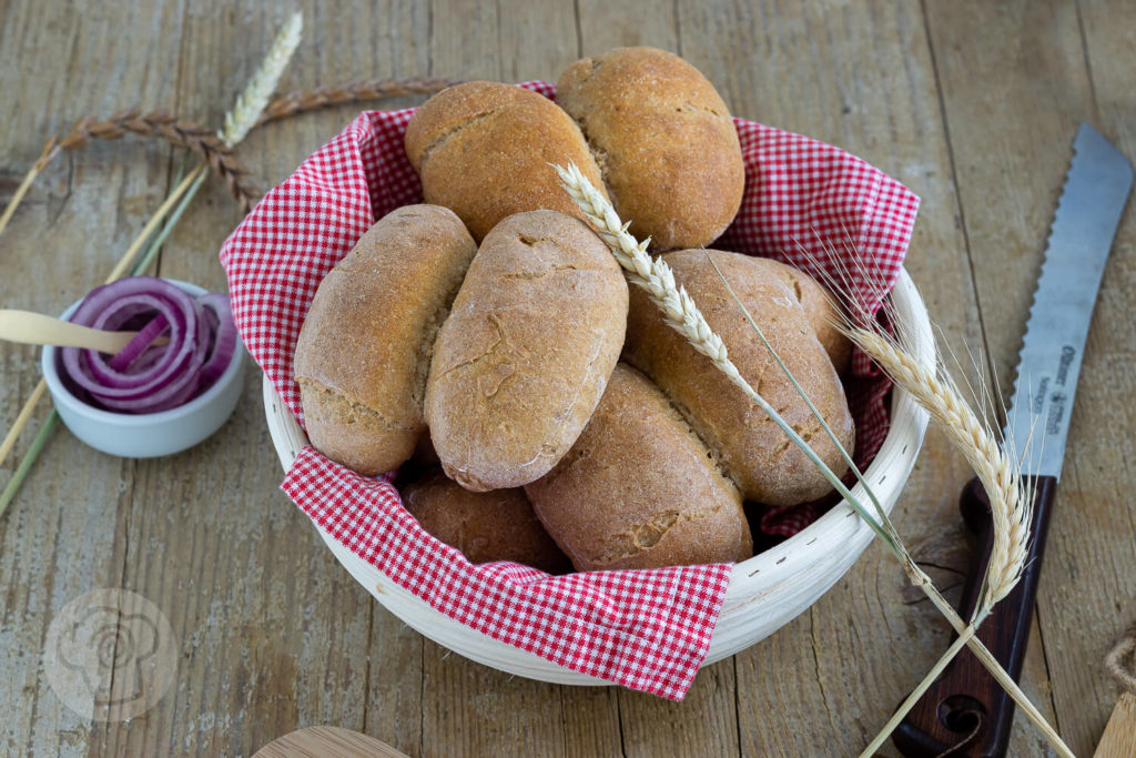 Die Röggelchen sind eine Spezialität aus der rheinischen Küche. Probiert doch einfach mal die leckeren Brötchen mit Sauerteig. Sie sind fester Bestandteil des Halven Hahn. Küchentraum & Purzelbaum | #backen | #brötchen