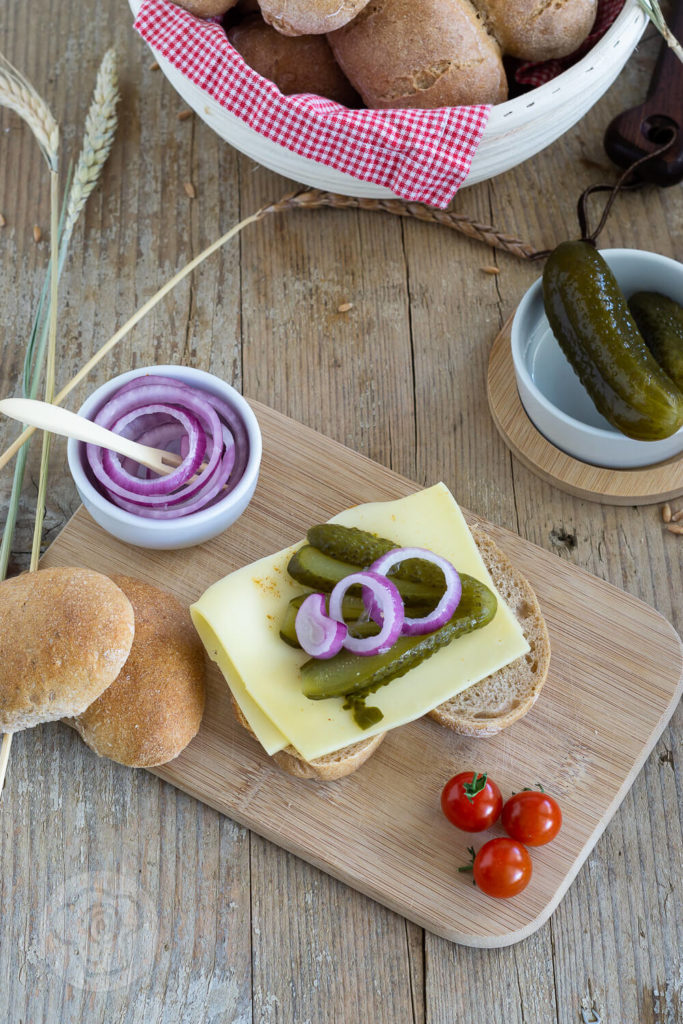 Die Röggelchen sind eine Spezialität aus der rheinischen Küche. Probiert doch einfach mal die leckeren Brötchen mit Sauerteig. Sie sind fester Bestandteil des Halven Hahn. Küchentraum & Purzelbaum | #backen | #brötchen