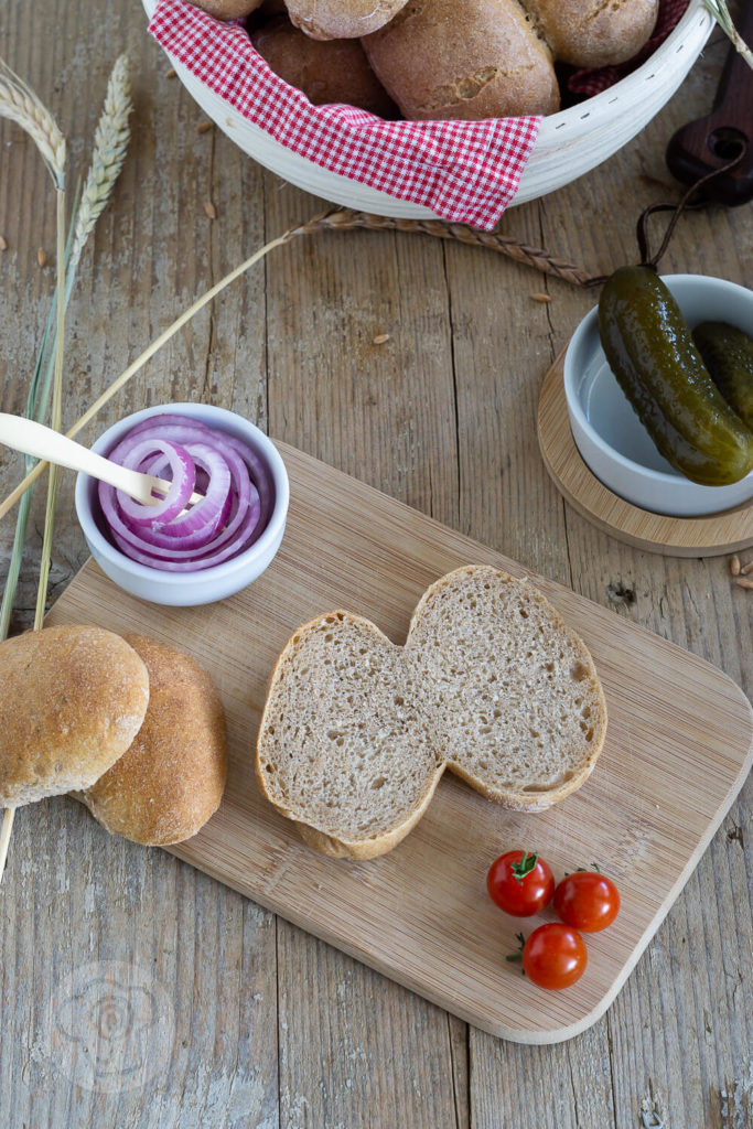 Die Röggelchen sind eine Spezialität aus der rheinischen Küche. Probiert doch einfach mal die leckeren Brötchen mit Sauerteig. Sie sind fester Bestandteil des Halven Hahn. Küchentraum & Purzelbaum | #backen | #brötchen